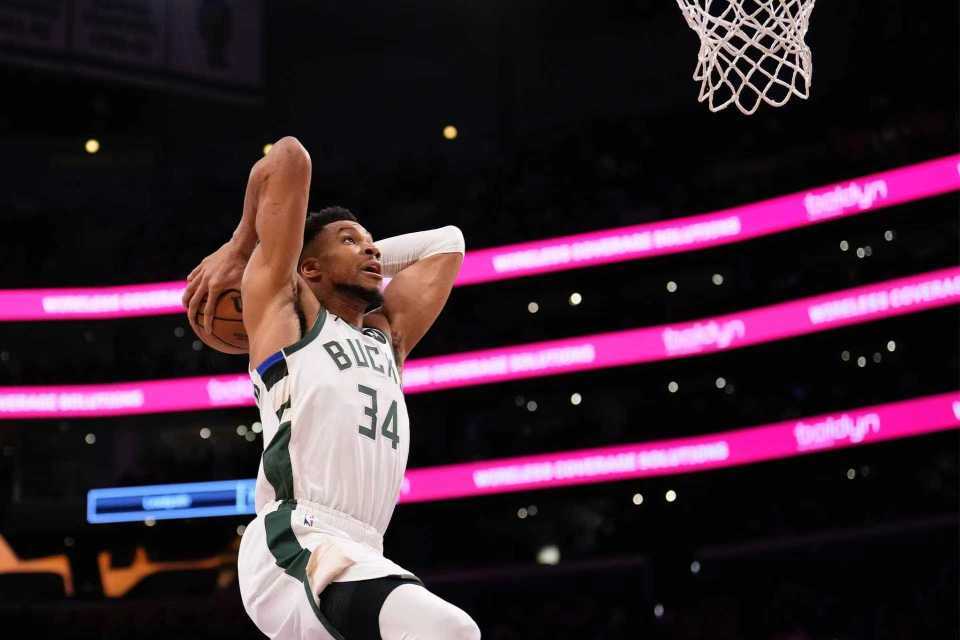 kaiyun.com-里程悲！詹姆斯达成湖人生涯3500助攻 准三双末节13分难阻惜败