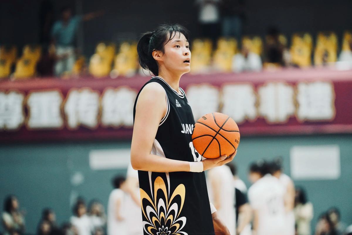 开云-爆冷掀翻卫冕冠军！中国女篮26岁2米王牌闪耀：无惧3大内线名将